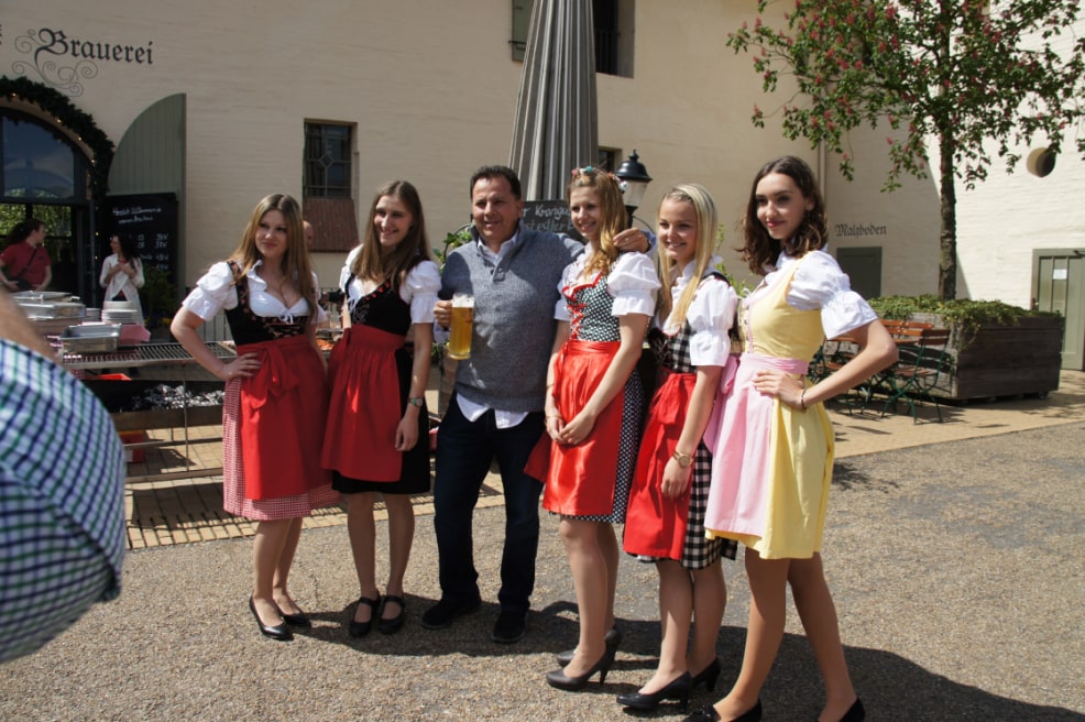 Dirndle-Hostessen-Einlaß-min