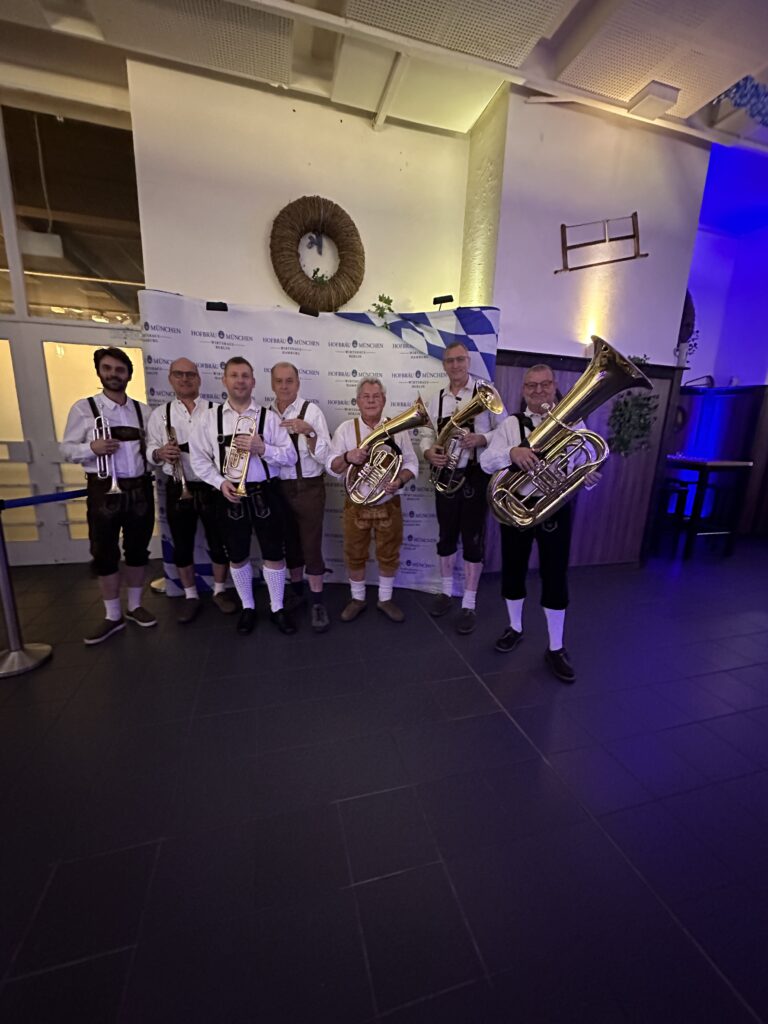 Oktoberfest-Blasorchester spielt bayerische Blasmusik bei Baustellen-Eröffnung Rangsdorf