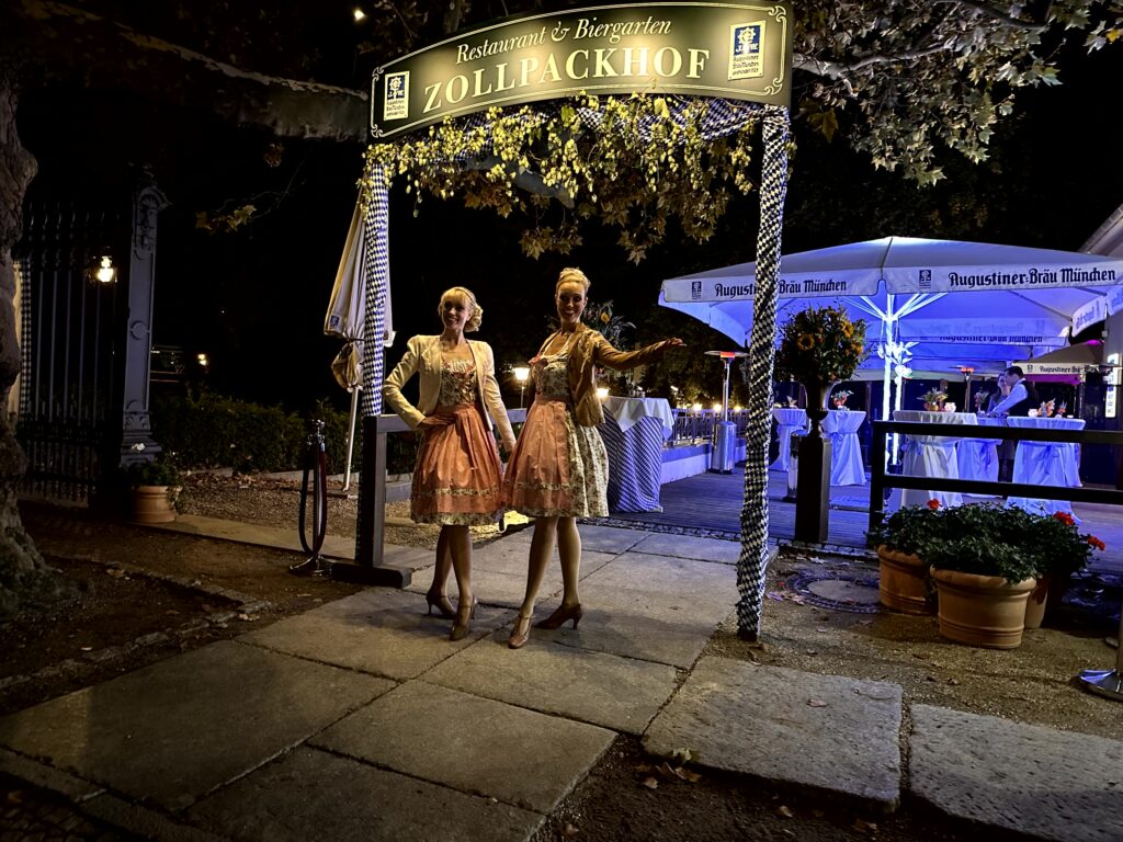 Dirndl-Tänzerinnen-Berlin