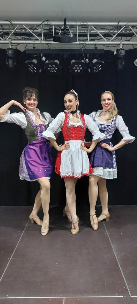 Oktoberfest-Tänzer ibavarian-folklore m Dirndl muntern auf mit Folkstanz