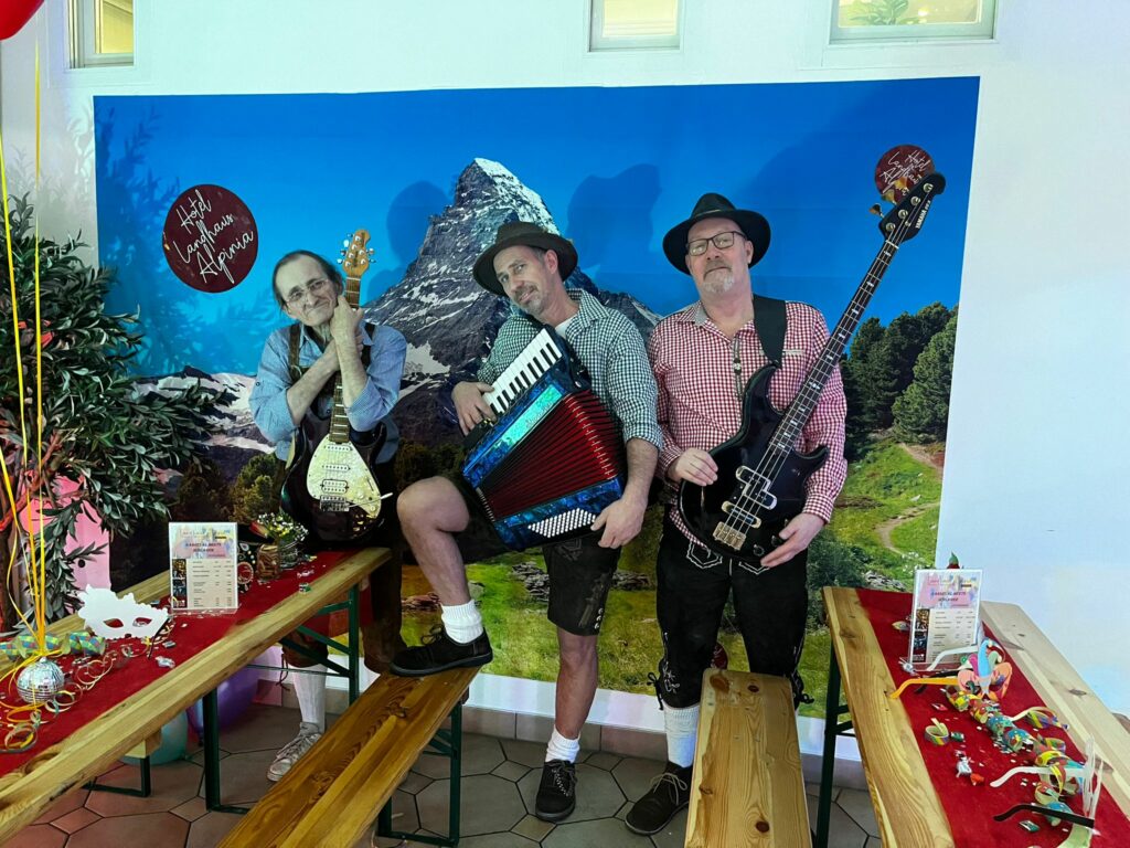 Oktoberfest-Trio mit traditioneller bayerischer Musik im Alpina Hotel